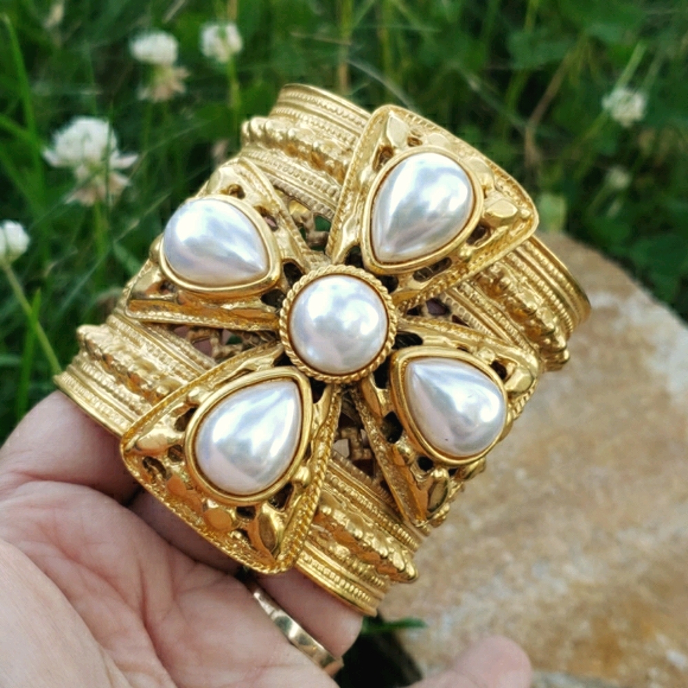 CONSIGNED* Ben Amun Lrg Etruscan Gold Pearl Cuff Bracelet - Picture 3 of 17